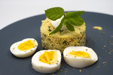 assiette de taboulé et oeufs durs