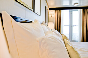 Schlafzimmer in Luxuskabine auf Kreuzfahrtschiff - Bedroom with double King or Queen bed and white...