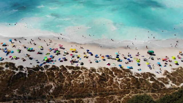 Flug mit Drohne in Italien &uuml;ber White Sand Beach mit Touristen Strand und Sonnenschirmen auf dem rosignano marittimo spiagge bianche