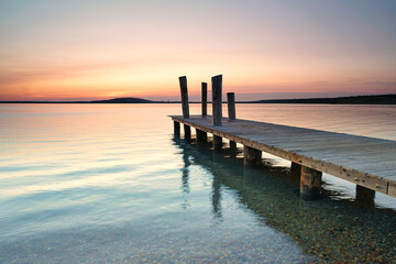 Steg am See im Sonnenuntergang