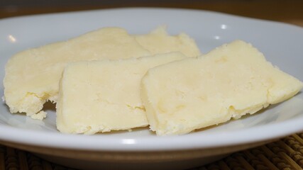 スライスした自家製のチーズ