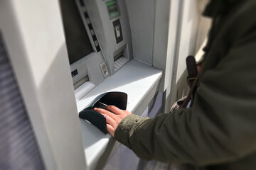 Retrait d'argent d'un guichet automatique DAB en France pour cartes bancaires