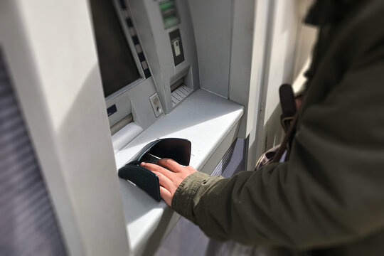 Retrait d'argent d'un guichet automatique DAB en France pour cartes bancaires