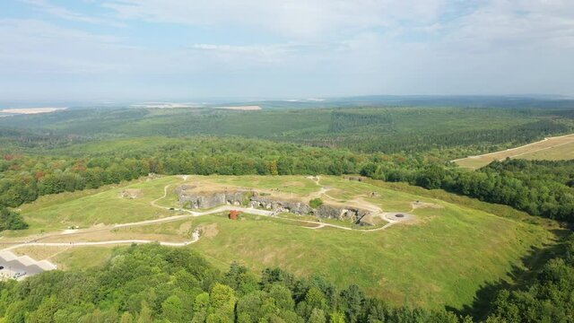 Le fort de Douaumont au milieu de la campagne et des for&ecirc;ts verdoyantes vers Verdun, dans la Meuse, en Lorraine dans le Grand-Est de la France, en &eacute;t&eacute; et en drone.