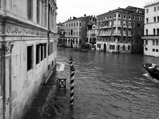 vue en noir et blanc de Venise en automne
