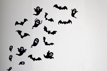 Fondo blanco de temática de Halloween. Con murciélagos y fantasmas. 