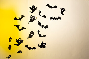 Fondo naranja de temática de Halloween. Con murciélagos y fantasmas. 