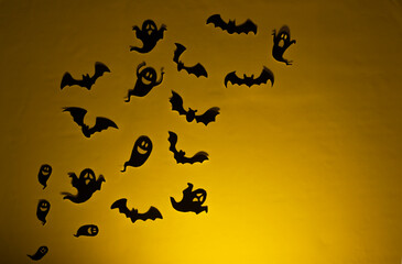 Fondo naranja de temática de Halloween. Con murciélagos y fantasmas. 