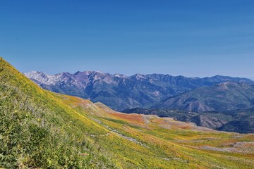 Obraz premium Timpanogos hiking trail landscape views in Uinta Wasatch Cache National Forest, around Utah Lake, in the Rocky Mountains in fall. Views of Midway, Heber, Provo city, Salt Lake and Utah County. USA.