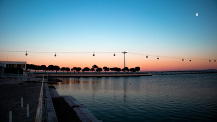 Obraz premium Sunset and cable car - Portugal Por do sol e teleférico - Portugal