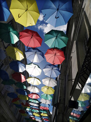 Rue et ciel parapluies