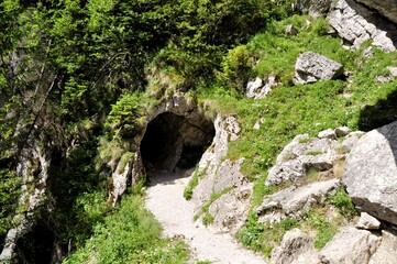 Jaskinia Mylna w Tatrach Zachodnich z wytyczonym szlakiem turystycznym