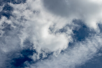 Obraz premium Clouds in the sky during the day