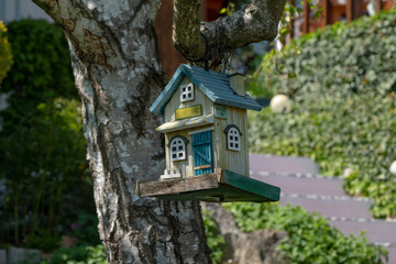 Handgemachter Nistkasten am Baum