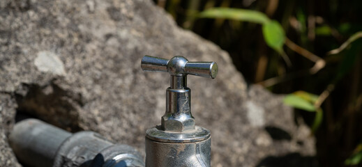Wasserhahn im Garten