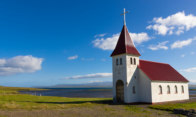 Fototapeta na wymiar Eine kleine Kirche auf den Westfjords in Island