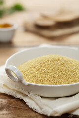 Roher Couscous in Schale