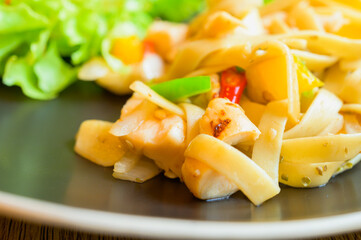 Pasta fettuccine alfredo with chicken and Bell pepper.