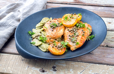 Modern Style traditionelle italienische frittierte Hühnchen Piccata mit Kapern und Pasta angeboten...