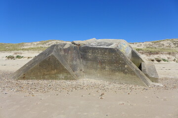 Bunker versinken im Strandsand des Atlantik (nahe der Girondemündung), Kriegswunden verheilen nur...