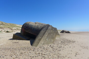 Bunker versinken im Strandsand des Atlantik (nahe der Girondemündung), Kriegswunden verheilen nur...