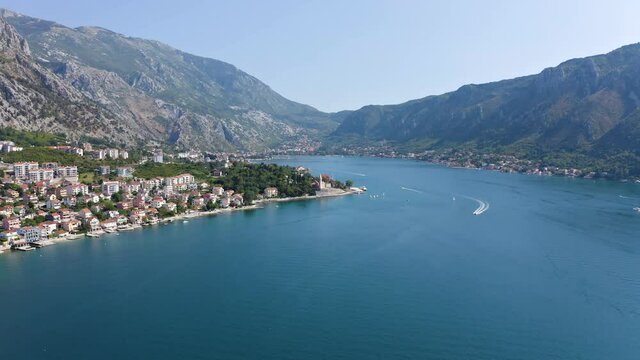 Montenegro. Boka Kotor Golf. Blick auf die malerische K&uuml;stenstadt Dobrota.
