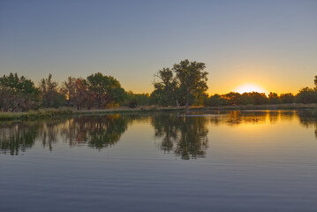 Fototapeta na wymiar Sand Creek Park Big Pond Dawn