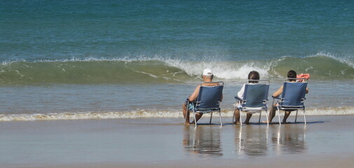 Fototapeta na wymiar Anziani al mare che si rilassano in estate