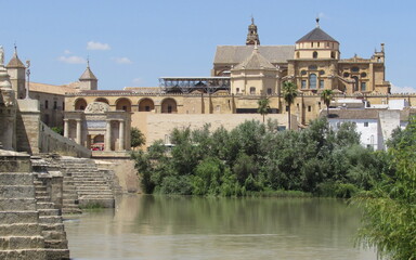 Fototapeta na wymiar Il monumento Mezquita a Cordoba in prossimità fiume