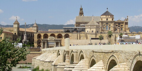 Il monumento Mezquita a Cordoba in prossimità fiume
