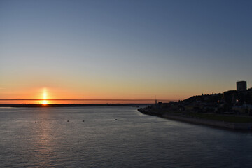 Naklejka premium dawn on the Volga River. Nizhny Novgorod