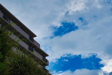 建物の向こうにみえる青空