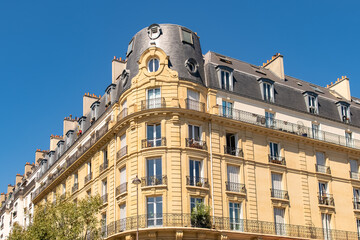 Fototapeta na wymiar Paris, beautiful building, Montmartre