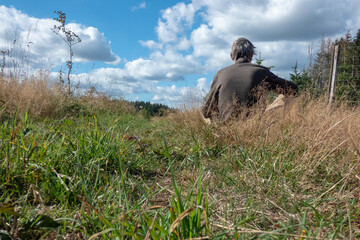 homme assis paysage nature