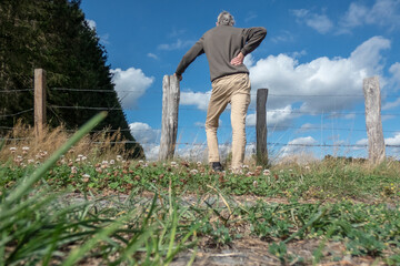 homme debout observateur 