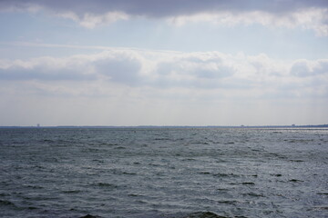 Obraz premium Sonnige Panoramalandschaft der Ostsee in der Lübecker Bucht