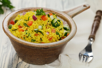 Couscous-Salat mit Gurke und Paprika in einer Schale
