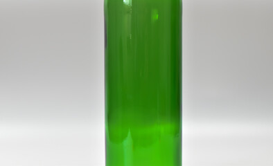 Szklana, zielona butelka, na białym tle. © Krzysztof Głowacki