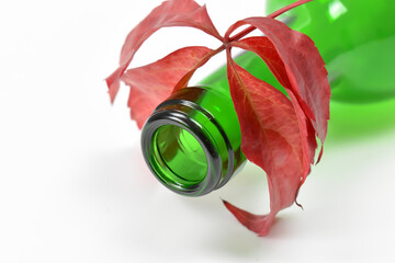 Zielona butelka i czerwone liście.