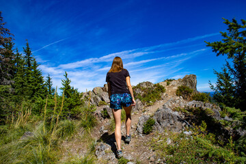 Naklejka premium woman hiking on a mountain
