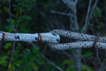 Dos cuerdas unidas y fijadas por alambre