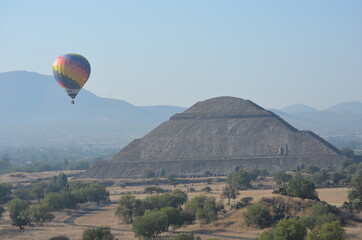 Fototapeta na wymiar La vuelta a Teotihuacán I