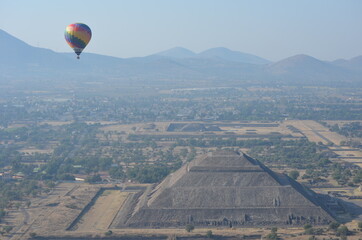 Fototapeta na wymiar La vuelta a Teotihuacán III