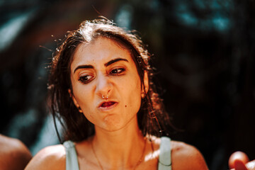 Chica enfadandose en un bosque