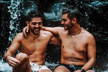 Pareja de hombres con cascadas de fondo