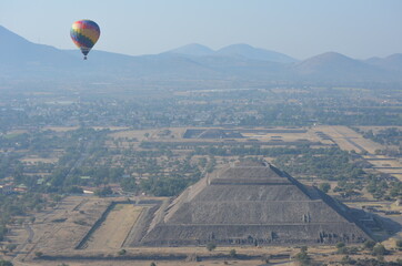 Fototapeta na wymiar Sobrevolando Teotihuacán IV
