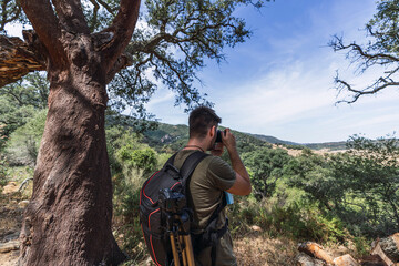 Chico joven andando por sendero y tomando fotografías