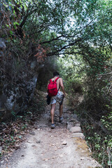 Chico caminando sendero por ruta verde en cadiz