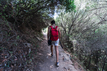 Fototapeta premium Chico caminando sendero por ruta verde en cadiz