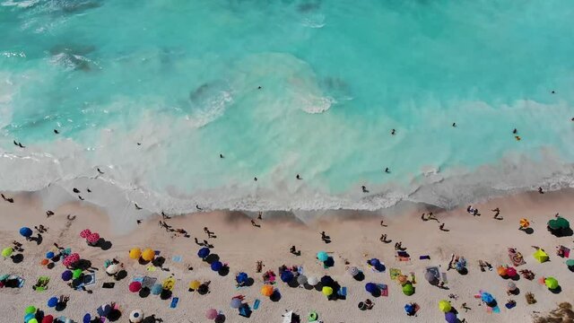 Einfliegen mit der Drohne &uuml;ber den Strand ins Meer am White Sand Beach mit Touristen Strand und Sonnenschirmen auf dem rosignano marittimo spiagge bianche